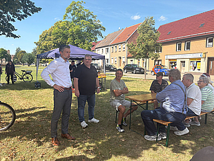 Begegnungen mit den Einwohnern Bürgermeister Michael Kruse und der Geschäftsführer der Stadtwerke Staßfurt, Eugen Keller
