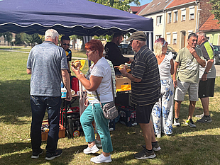 Begegnungen mit den Einwohnern Bürgermeister Michael Kruse und der Geschäftsführer der Stadtwerke Staßfurt, Eugen Keller